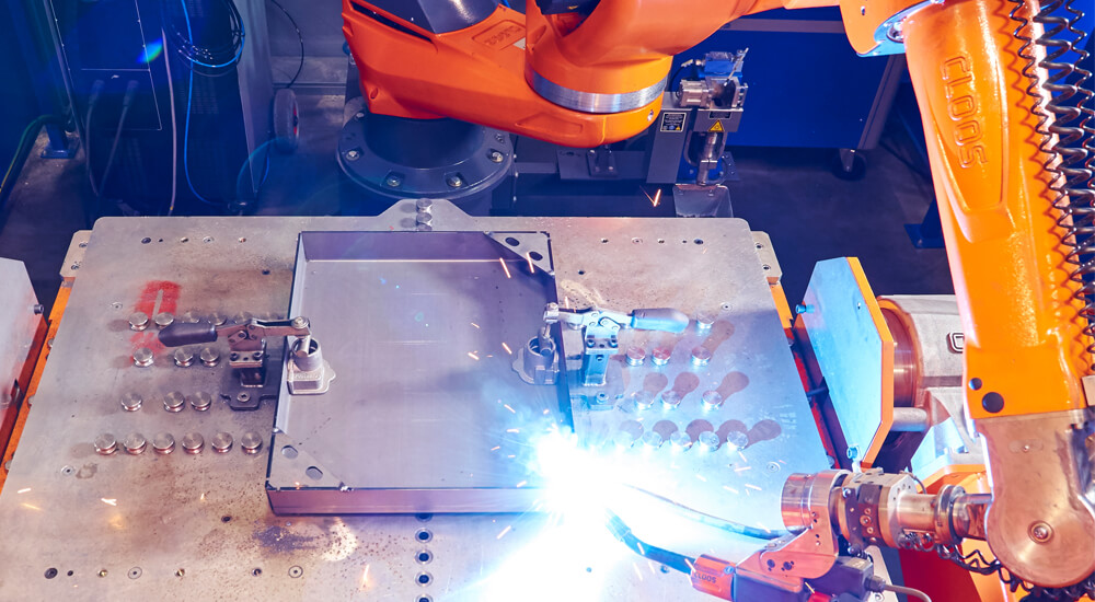 Brennerwechselsystem vereint Lichtbogen- und Bolzenschweißen bei Langmatz
