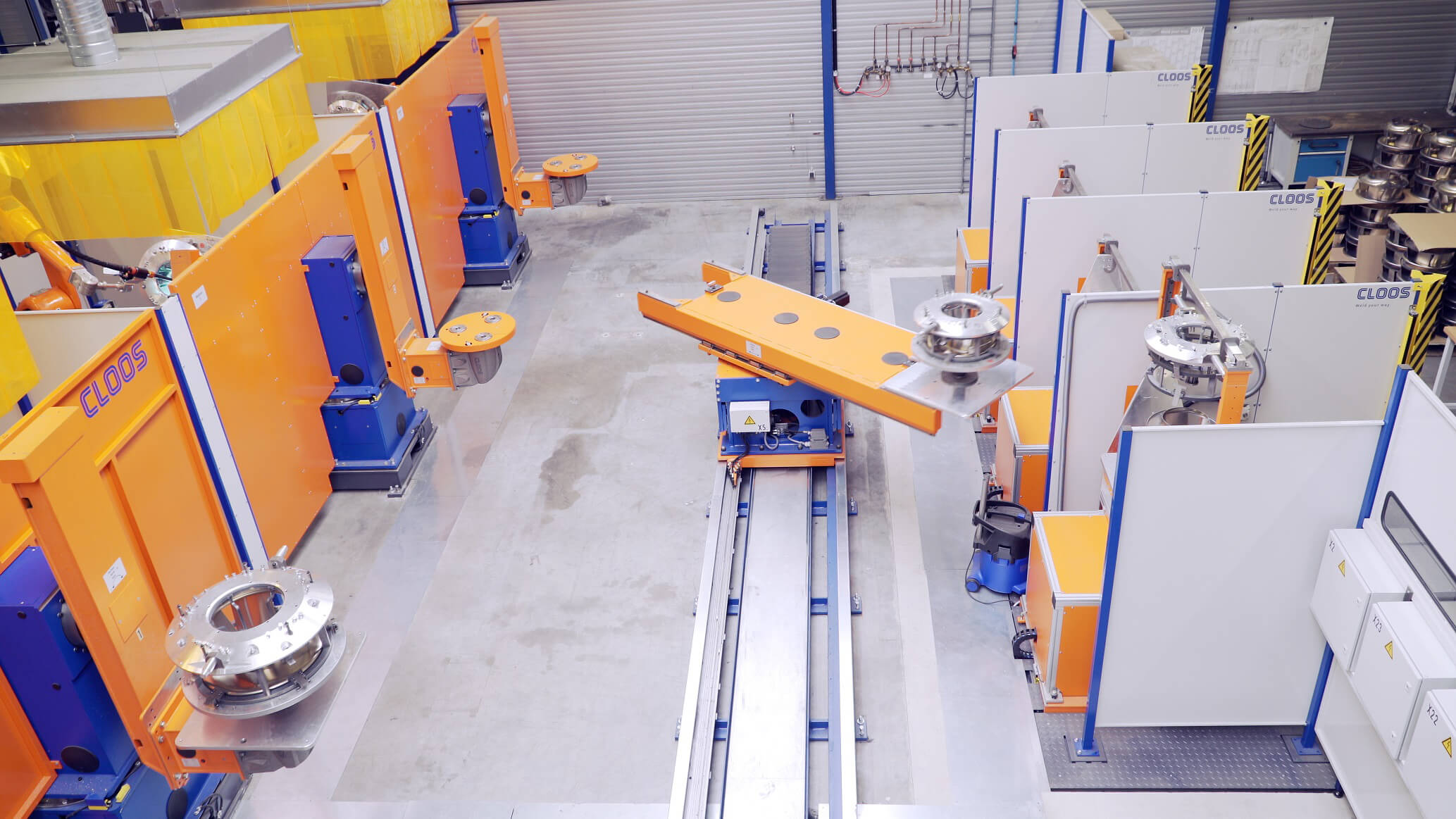 Verkettete Roboteranlage mit intelligenter Shuttlelösung bei LTI Metalltechnik