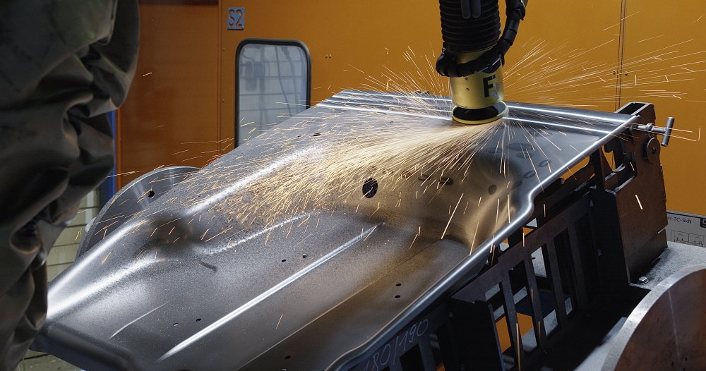 Automatisiertes Schleifen von Batteriehauben